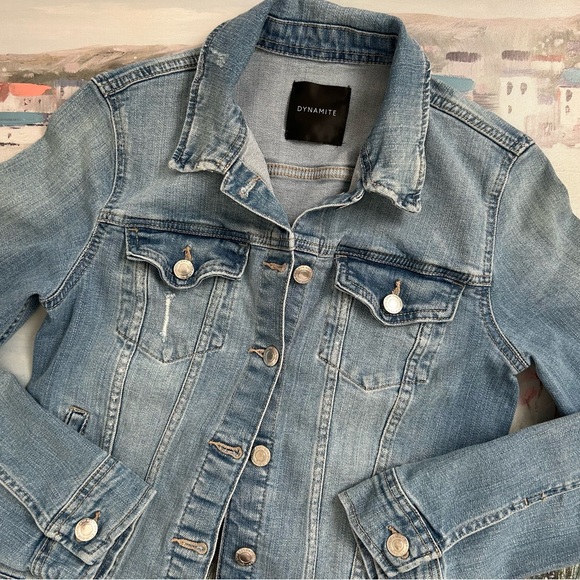 Dynamite Fitted Jean Jacket Distressed Lightwash🌸🩵 - Picture 3 of 11